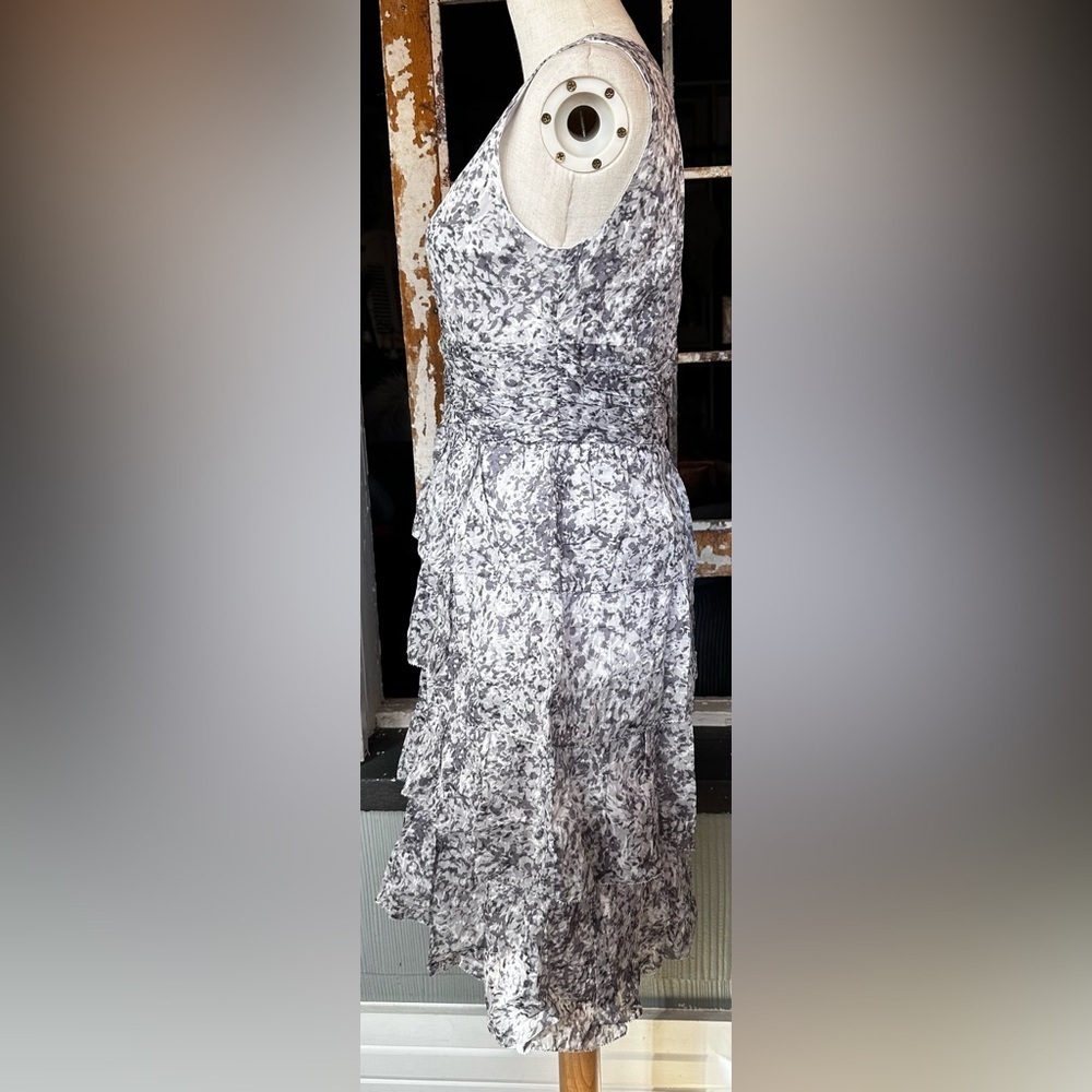 Talbots Size 2 Gray Abstract Floral Tiered Midi Dress Sleeveless V-Neck Cotton - Picture 8 of 10
